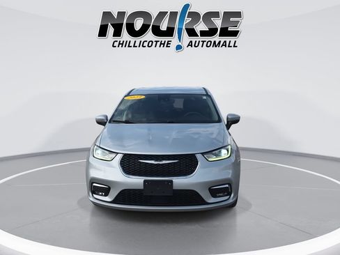 Used 2023 Chrysler Pacifica Touring-L FWD image 3
