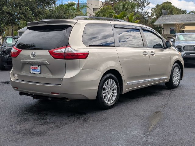 Used 2017 Toyota Sienna XLE FWD image 3