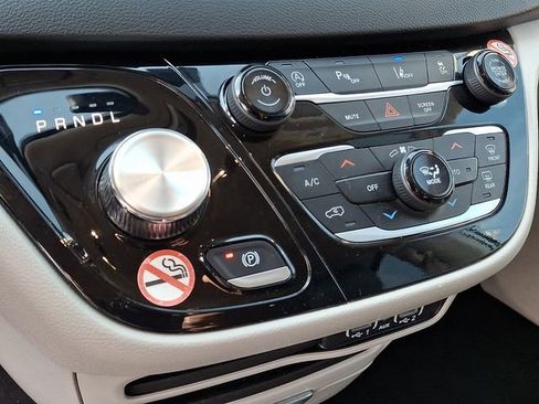 Used 2024 Chrysler Pacifica Touring-L image 12