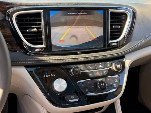 Used 2024 Chrysler Pacifica Limited FWD image 16