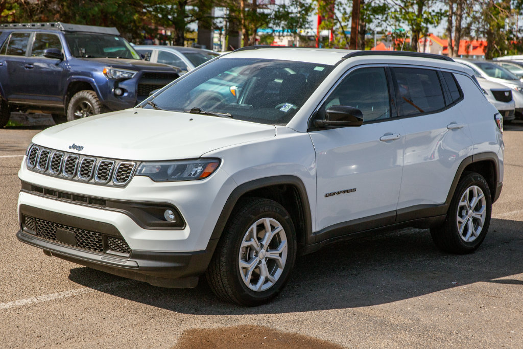 Used 2024 Jeep Compass Latitude AWD/4WD image 9