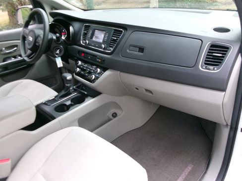 Used 2018 Kia Sedona L image 28