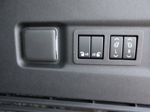 New 2025 Chevrolet Suburban Premier image 28