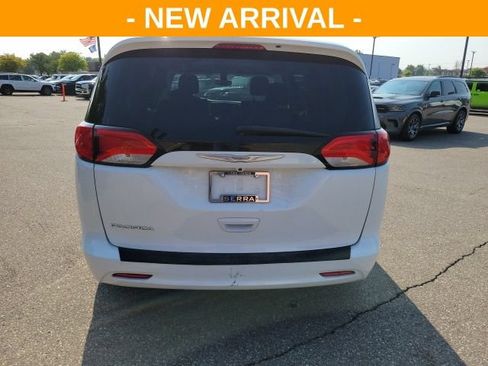 Used 2017 Chrysler Pacifica Touring FWD image 4