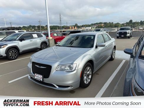 Used 2021 Chrysler 300 Touring RWD image 1