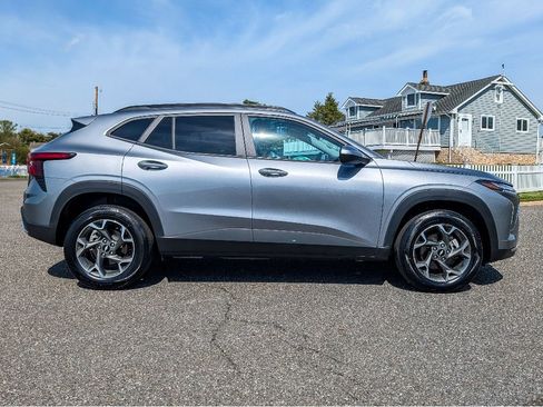 Used 2025 Chevrolet Trax LT w/ LT Convenience Package FWD image 4