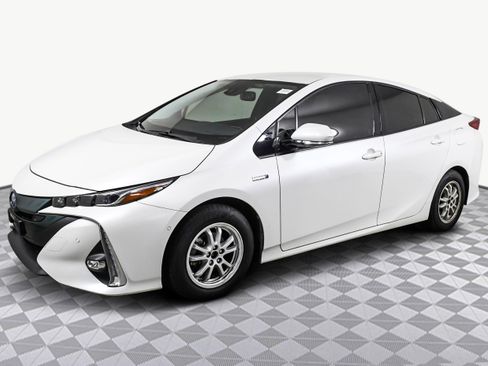 Used 2017 Toyota Prius Prime Advanced image 4