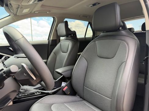Certified 2025 Kia Niro FWD image 11