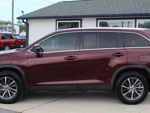 Used 2019 Toyota Highlander XLE AWD/4WD image 2