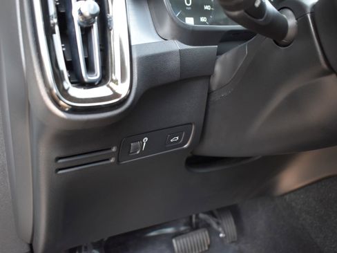 Used 2022 Volvo XC40 T5 Momentum w/ Premium Package image 30