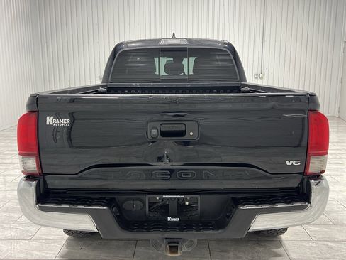 Used 2018 Toyota Tacoma TRD Off-Road image 4