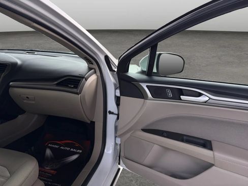 Used 2019 Ford Fusion SE FWD image 19