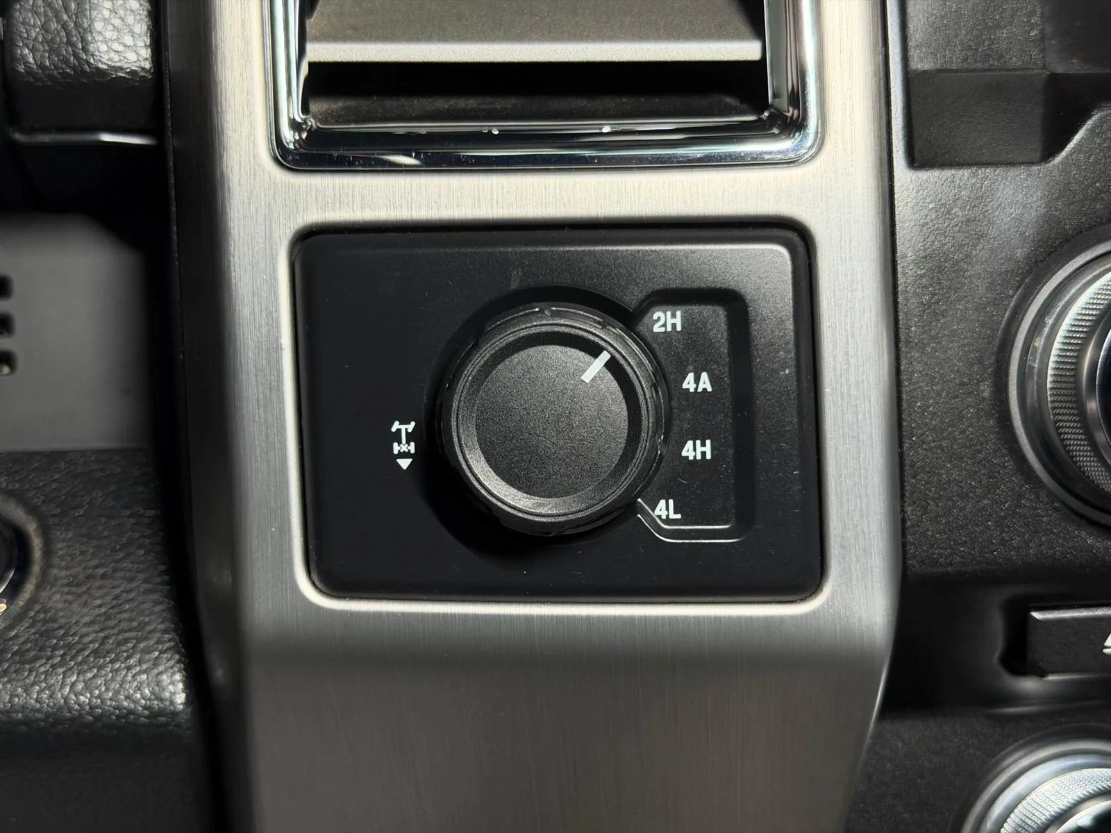 Used 2015 Ford F150 Platinum w/ Equipment Group 701A Luxury AWD/4WD image 34