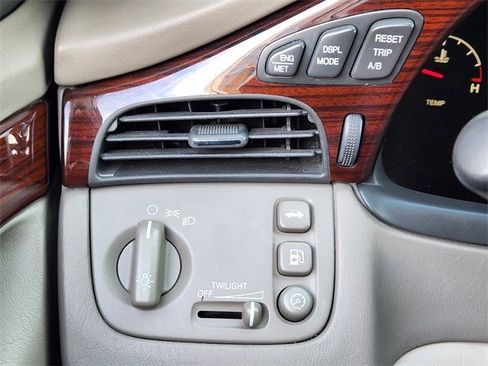 Used 2005 Cadillac De Ville DHS w/ Equipment Group image 17