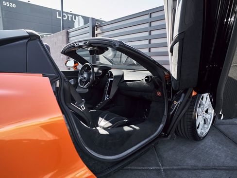 Used 2024 McLaren 750S Spider image 32