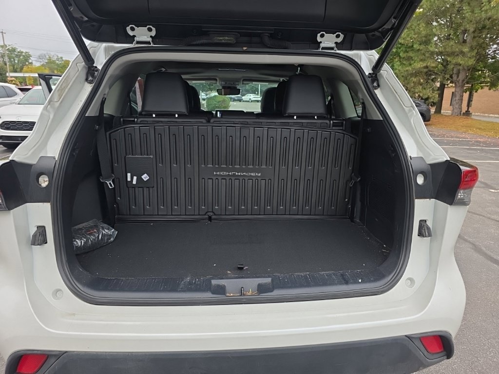 Used 2023 Toyota Highlander XLE AWD/4WD image 31