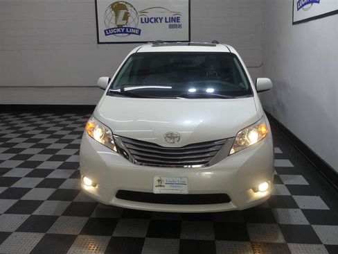 Used 2016 Toyota Sienna XLE w/ XLE Navigation Package FWD image 3