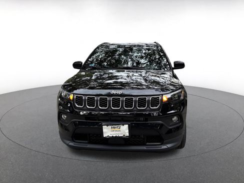 Used 2025 Jeep Compass Latitude AWD/4WD image 2