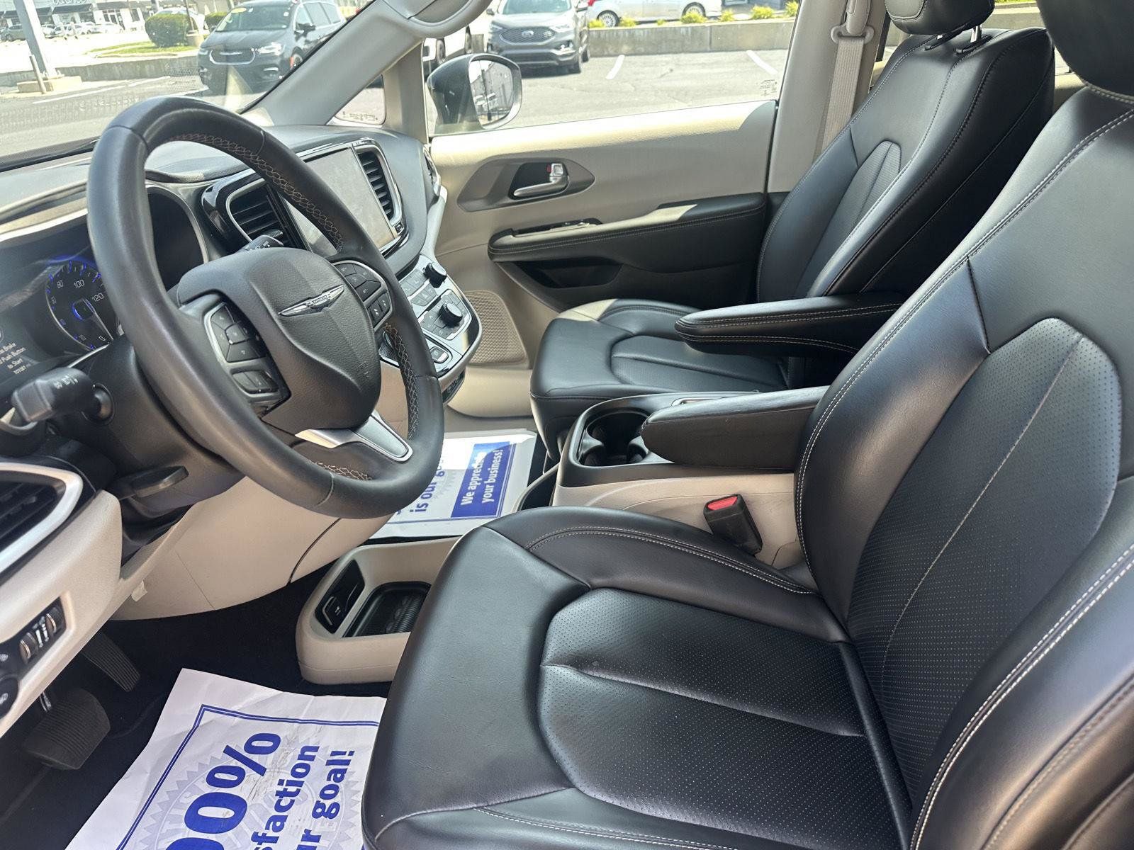 Used 2023 Chrysler Pacifica Touring-L FWD image 20