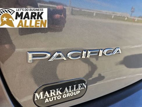 Used 2023 Chrysler Pacifica Touring-L image 31