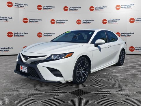 Used 2018 Toyota Camry SE w/ Moonroof Package FWD image 3