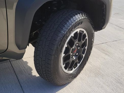 Used 2025 Toyota Tacoma TRD Off-Road AWD/4WD image 9