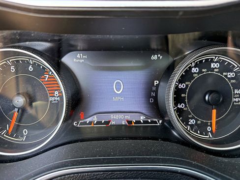 Used 2019 Jeep Cherokee Limited w/ Luxury Group image 15