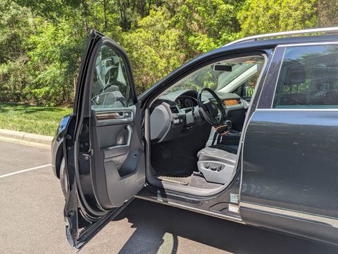 Used 2014 Volkswagen Touareg TDI AWD/4WD image 16
