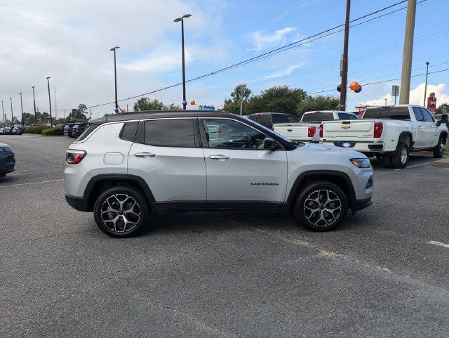 Used 2025 Jeep Compass Limited AWD/4WD image 4