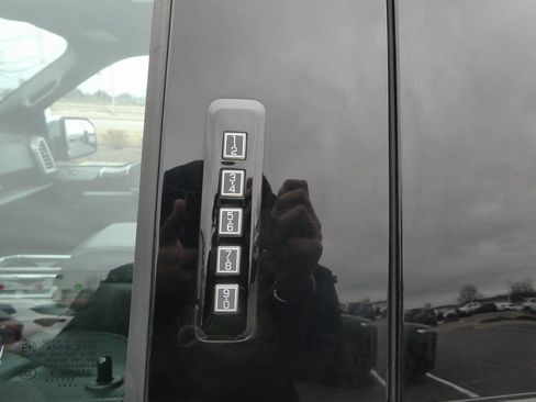 Used 2017 Ford F150 Platinum w/ Equipment Group 701A Luxury image 29