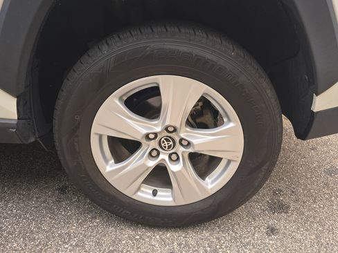 Used 2021 Toyota RAV4 XLE FWD image 32