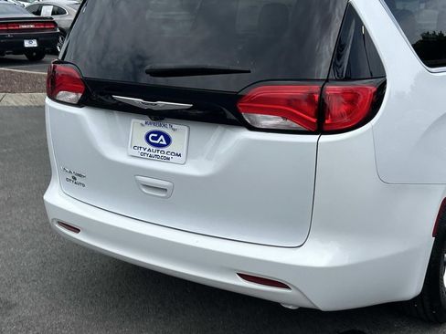 Used 2022 Chrysler Voyager LX FWD image 13