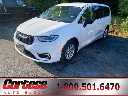 Used 2024 Chrysler Pacifica Touring-L FWD image 1