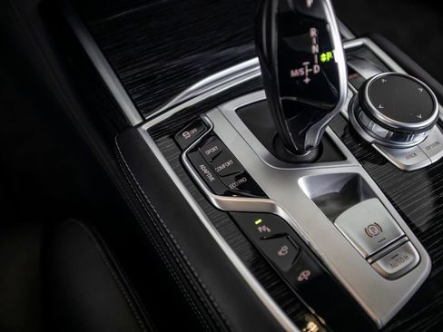 Used 2022 BMW 750i xDrive w/ M Sport Package image 34