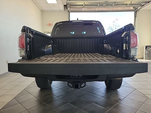 Used 2023 Toyota Tacoma TRD Off-Road w/ Technology Package AWD/4WD image 11