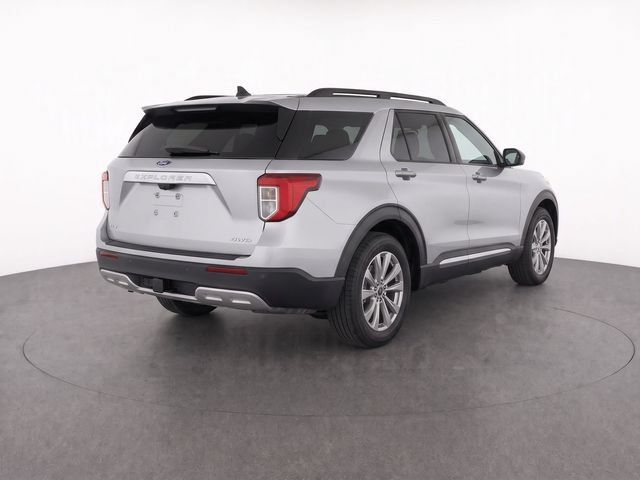 Used 2022 Ford Explorer XLT w/ Equipment Group 202A AWD/4WD image 3