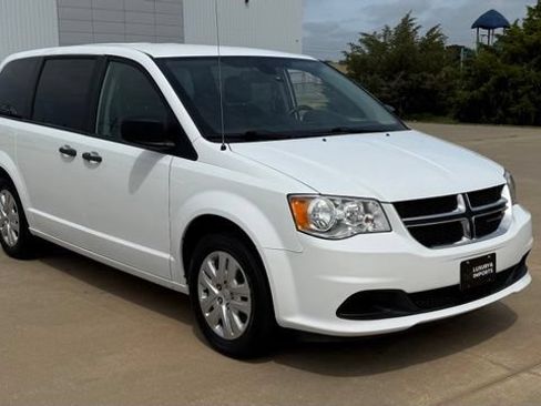 Used 2019 Dodge Grand Caravan SE w/ UConnect Hands-Free Group FWD image 8