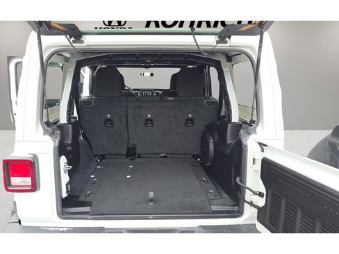 Used 2022 Jeep Wrangler Unlimited Sahara w/ Cold Weather Group image 19