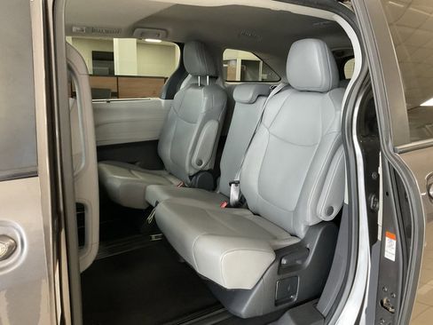 Used 2023 Toyota Sienna XLE image 23