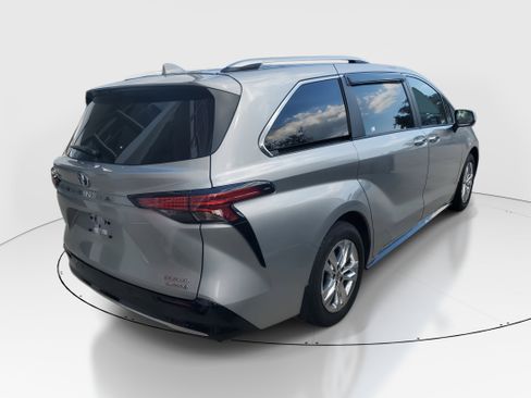 Certified 2024 Toyota Sienna Limited image 7