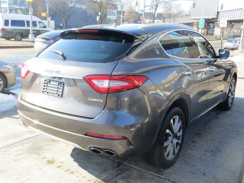 Used 2018 Maserati Levante GranLusso image 31
