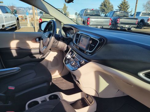 Used 2023 Chrysler Voyager LX image 18