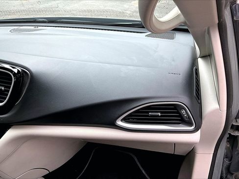 Used 2022 Chrysler Pacifica Touring-L image 23