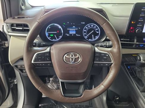 Used 2024 Toyota Sienna Platinum FWD image 27