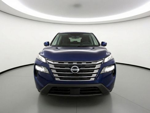 Used 2025 Nissan Rogue SV image 2