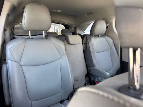 Used 2022 Toyota Sienna XLE FWD image 3