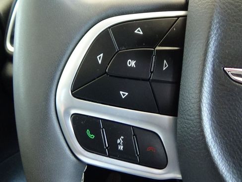 Used 2025 Chrysler Pacifica Select FWD image 21