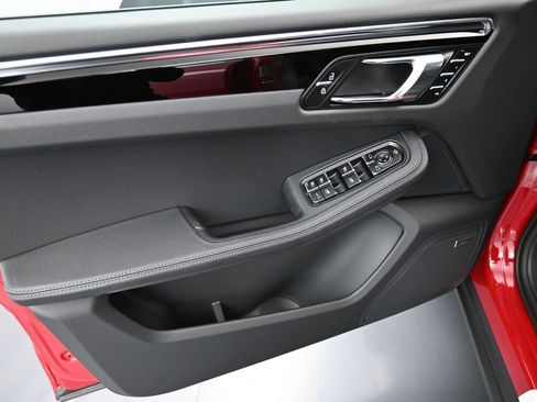 Certified 2025 Porsche Macan AWD/4WD image 21