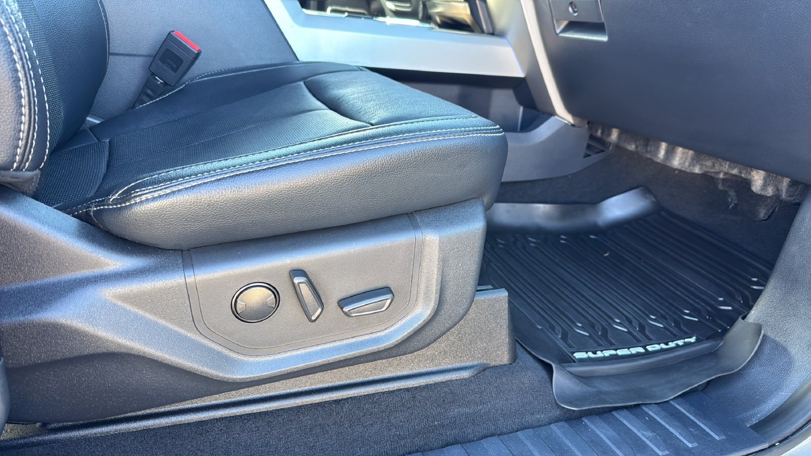 Used 2022 Ford F350 Lariat w/ Lariat Ultimate Package AWD/4WD image 24