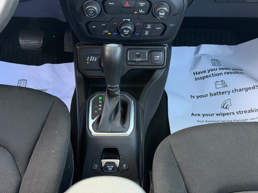Used 2023 Jeep Renegade Latitude AWD/4WD image 14